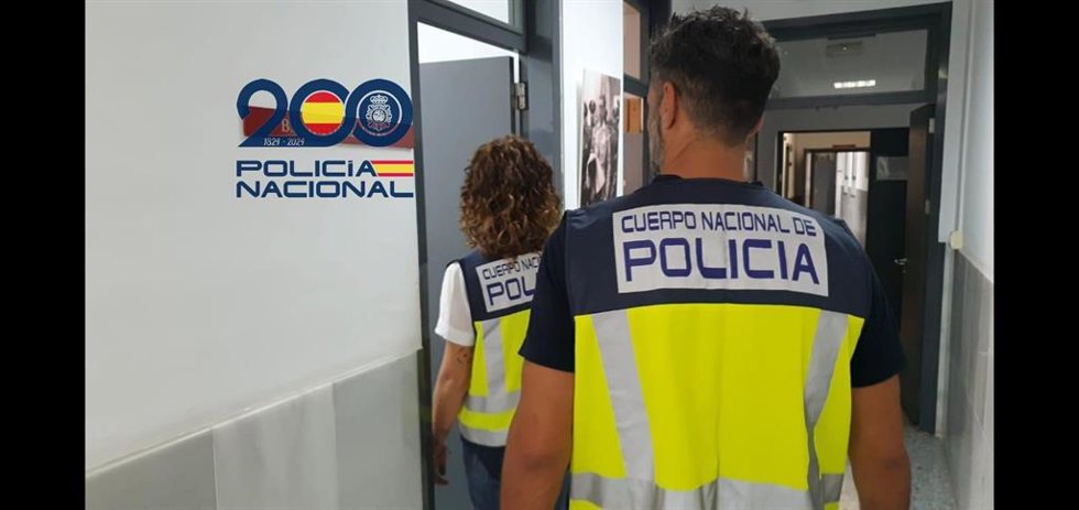 La Policía Nacional durante la detención de cinco individuos por su supuesta relación con desalojos ilegales.