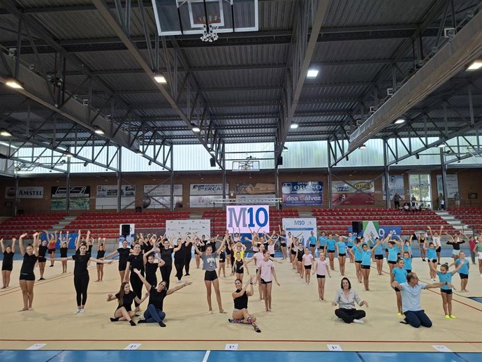 Un centenar de deportistas de gimnasia rítmica de Pozoblanco, Belmez y Peñarroya participan con Lourdes Mohedano en 'Mentor 10'.