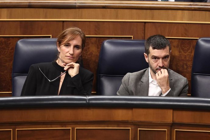 La ministra de Sanidad, Mónica García, y el ministro de Derechos Sociales, Consumo y Agenda 2030, Pablo Bustinduy, durante la sesión de control al Gobierno, en el Congreso de los Diputados.
