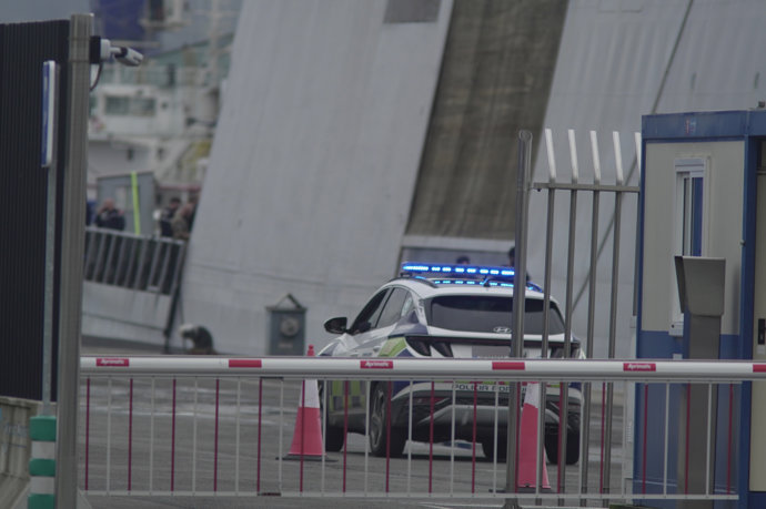 Coche de la policía española tras la llegada al puerto de A Coruña de un alijo de cocaína, a 22 de octubre de 2025, en A Coruña, Galicia (España).