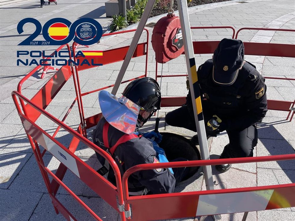 Agentes de la Policía Nacional inspeccionan el subsuelo de Oviedo antes de la celebración de los Premios Princesa de Asturias 2025.