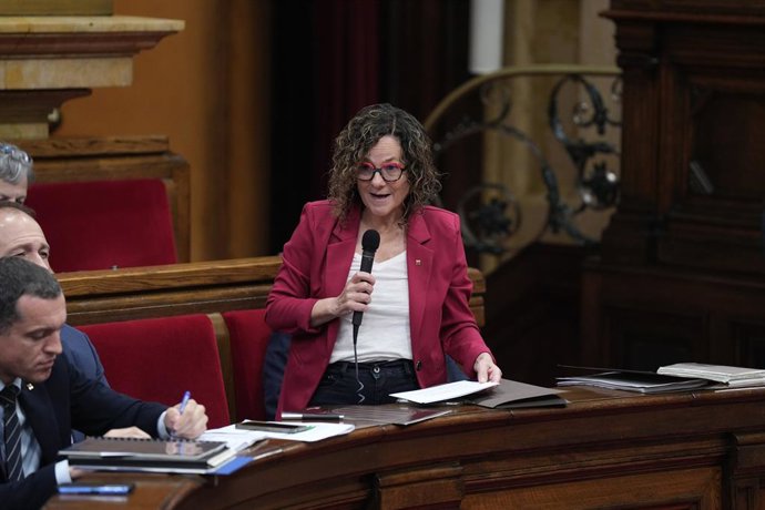 La consellera de Cultura, Sònia Hernández, durant un ple al Parlament de Catalunya
