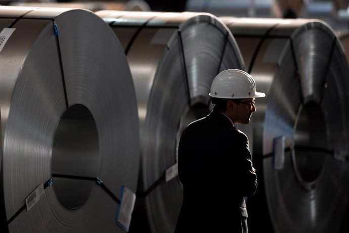 Archivo - 20 March 2025, North Rhine-Westphalia, Duisburg: European Commissioner for Prosperity and Industrial Strategy Stephane Sejourne walks in front of steel coils during a tour at the thyssenkrupp Steel plant Photo: Fabian Strauch/dpa