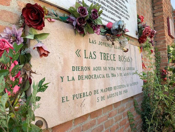 Archivo - Monumento en homenaje a las Trece Rosas en el Cementerio de la Almudena como foto de recurso.