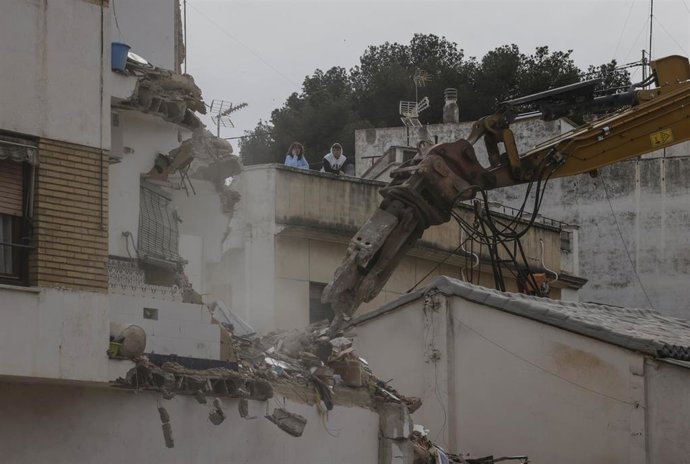 Archivo - Vecinos observan el derribo de viviendas con maquinaria pesada, a 24 de febrero de 2025, en Chiva, Valencia, Comunidad Valenciana (España).  Archivo. 