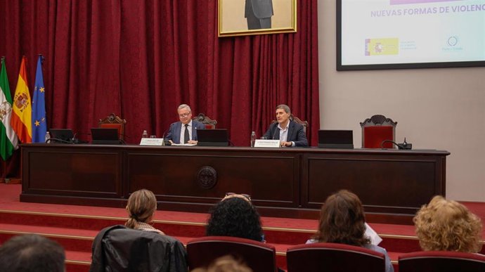 El delegado del Gobierno en Andalucía, Pedro Fernández, a la derecha de la imagen, en el Paraninfo de la Universidad de Sevilla.