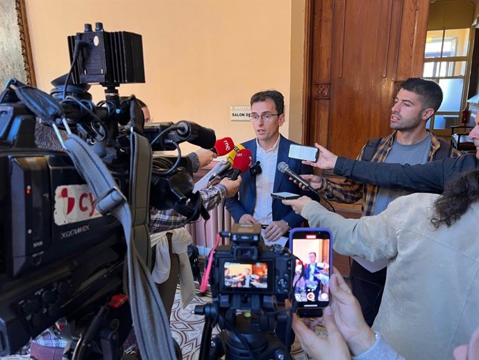 Pedro Herrero atiende a los medios de comunicación.