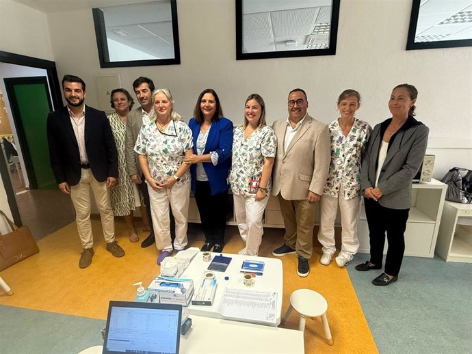 La consellera de Salud, Manuela García, en un colegio de Menorca