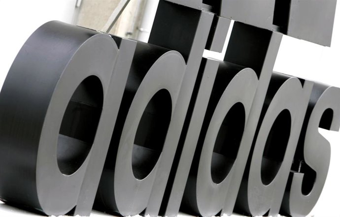 Archivo - FILED - 02 March 2006, Bavaria, Nuernberg: The logo of the sporting goods manufacturer Adidas is pictured on the factory premises in Herzogenaurach. Photo: Daniel Karmann/dpa