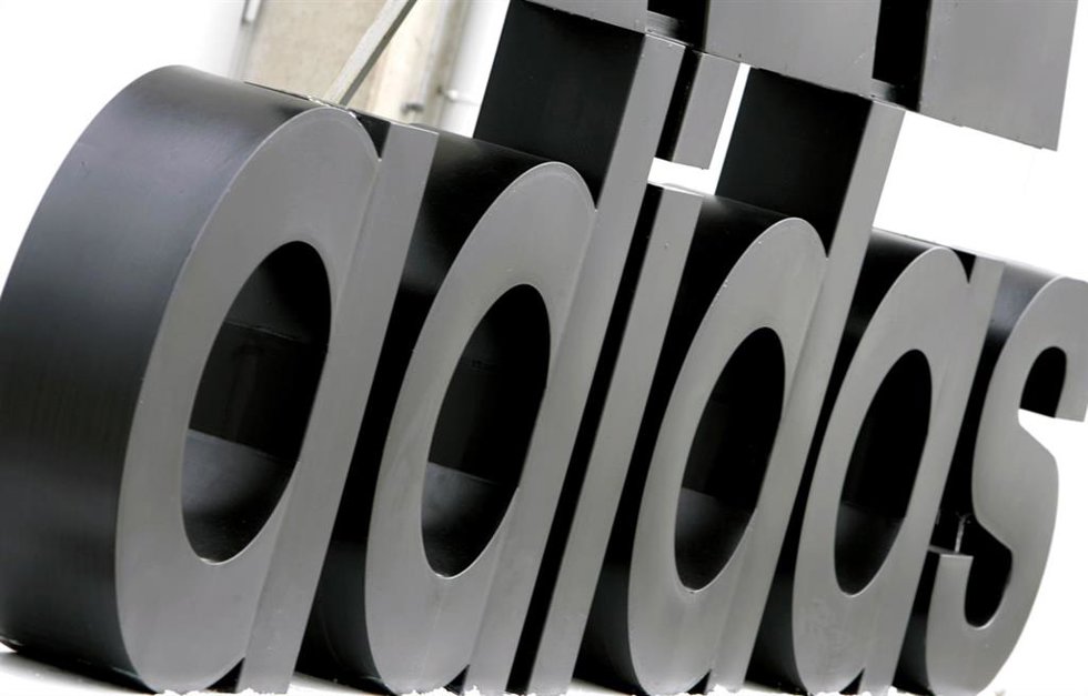 Archivo - FILED - 02 March 2006, Bavaria, Nuernberg: The logo of the sporting goods manufacturer Adidas is pictured on the factory premises in Herzogenaurach. Photo: Daniel Karmann/dpa