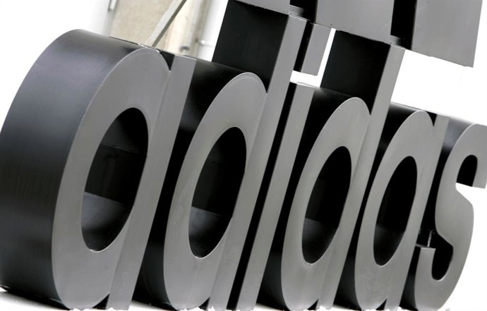 Archivo - FILED - 02 March 2006, Bavaria, Nuernberg: The logo of the sporting goods manufacturer Adidas is pictured on the factory premises in Herzogenaurach. Photo: Daniel Karmann/dpa