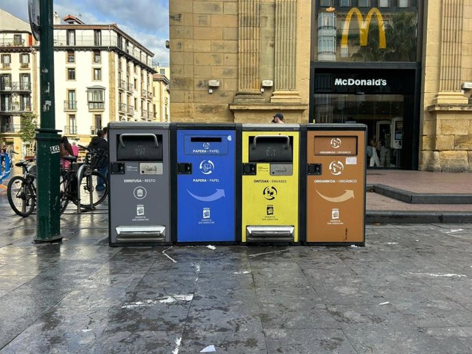 Papeleras compactadoras.