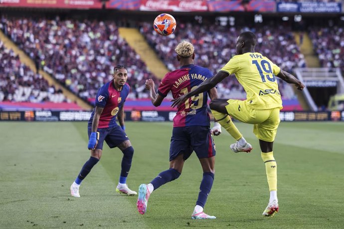 Archivo - Lamine Yamal of FC Barcelona and Nicolas Pepe of Villarreal CF in action during the Spanish league, La Liga EA Sports, football match played between FC Barcelona and Villarreal CF at Estadi Olimpic Lluis Companys on May 18, 2025 in Barcelona, Sp