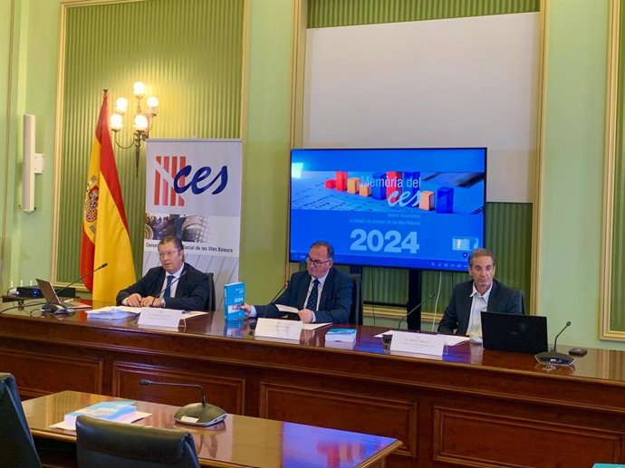 El Presidente Del Consejo Económico Y Social, Francesc Fiol, Presenta En Rueda De Prensa La 'Memoria Del CES Sobre La Economía, El Trabajo Y La Sociedad De Baleares'.
