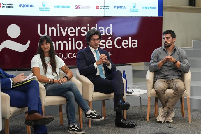 Sara Ouzande, Javier Hernanz, presidente da Real Federação Espanhola de Canoagem, e Paco Cubelos durante o Desayunos Deportivos Europa Press com Javier Hernanz, presidente da Real Federação Espanhola de Canoagem, na Universidade Camilo José Cela, em 22 de