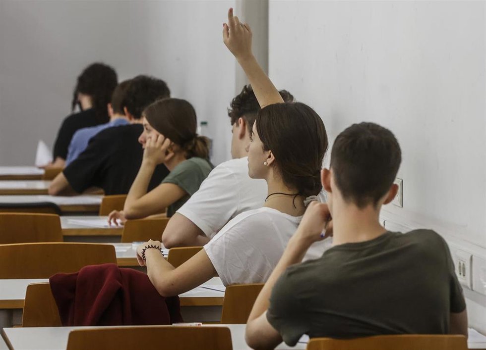 Archivo - Una estudiante levanta el brazo el día en que dan comienzo las pruebas de acceso a la universidad. ARCHIVO.