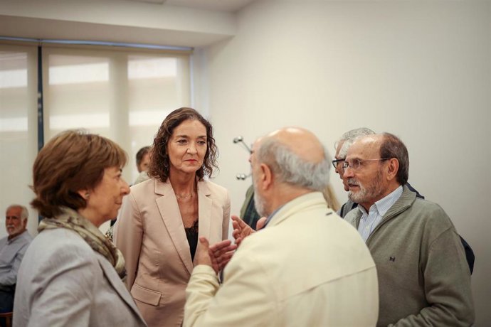La portavoz del Grupo Municipal Socialista, Reyes Maroto, en su visita al Centro de Mayores Pío Baroja, uno de los centros afectados por la quiebra de Educo