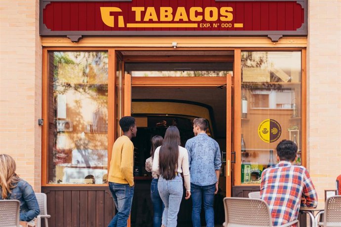 Correos Express y la Unión de Estanqueros se alían para ampliar la red 'Punto Correos'.