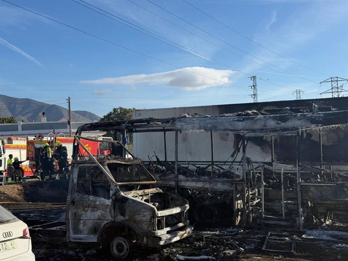 Extinguido un incendio que dañó a varios vehículos en una parcela de aparcamiento en Mijas