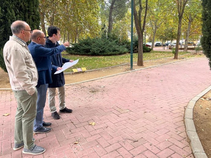 Juan Carlos Hernández Moreno (i), Luis Vélez y Pedro Herrero, en el parque por donde transcurrirá el carril bici.