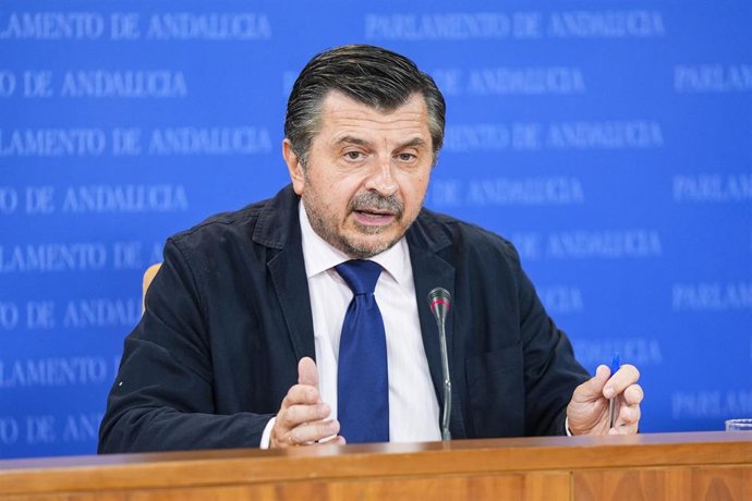 El portavoz del Grupo Parlamentario Popular, Toni Martín, durante la ronda de ruedas de prensa de portavoces de los grupos parlamentarios en el Parlamento de Andalucía, a 22 de octubre de 2025 en Sevilla (Andalucía, España). Los portavoces de los grupos p