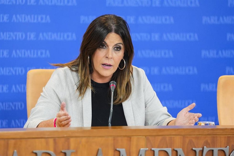 La portavoz adjunta del Grupo Parlamentario Socialista, Ángeles Férriz, durante la ronda de ruedas de prensa de portavoces de los grupos parlamentarios en el Parlamento de Andalucía, a 22 de octubre de 2025 en Sevilla (Andalucía, España). Los portavoces