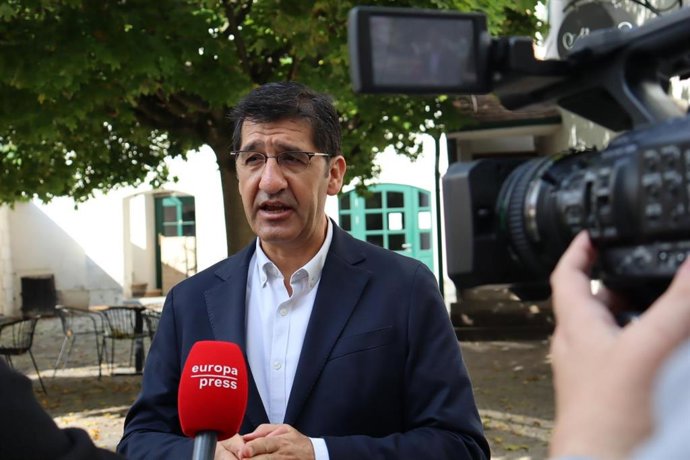 José Manuel Caballero atiende a los medios durante la segunda jornada de la reunión del Intergrupo del Vino del Comité Europeo de las regiones, celebrada en Austria.