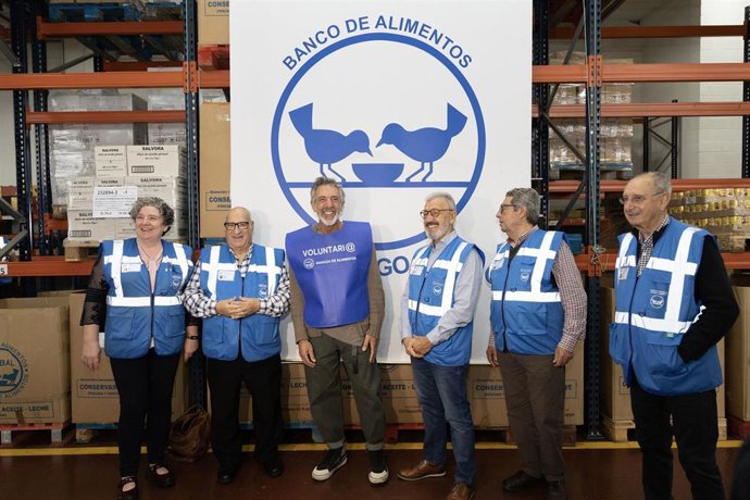 El nuevo padrino de la Gran Recogida, Pepe Solla, con el peto azul de Banco de Alimentos.