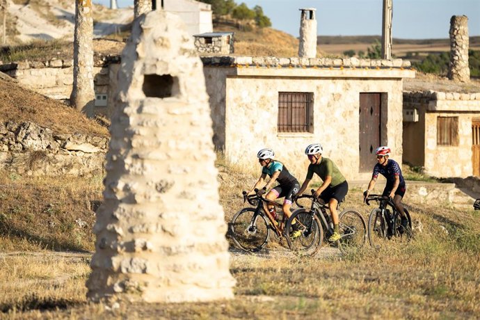 Archivo - Ciclistas por la provincia de Palencia.