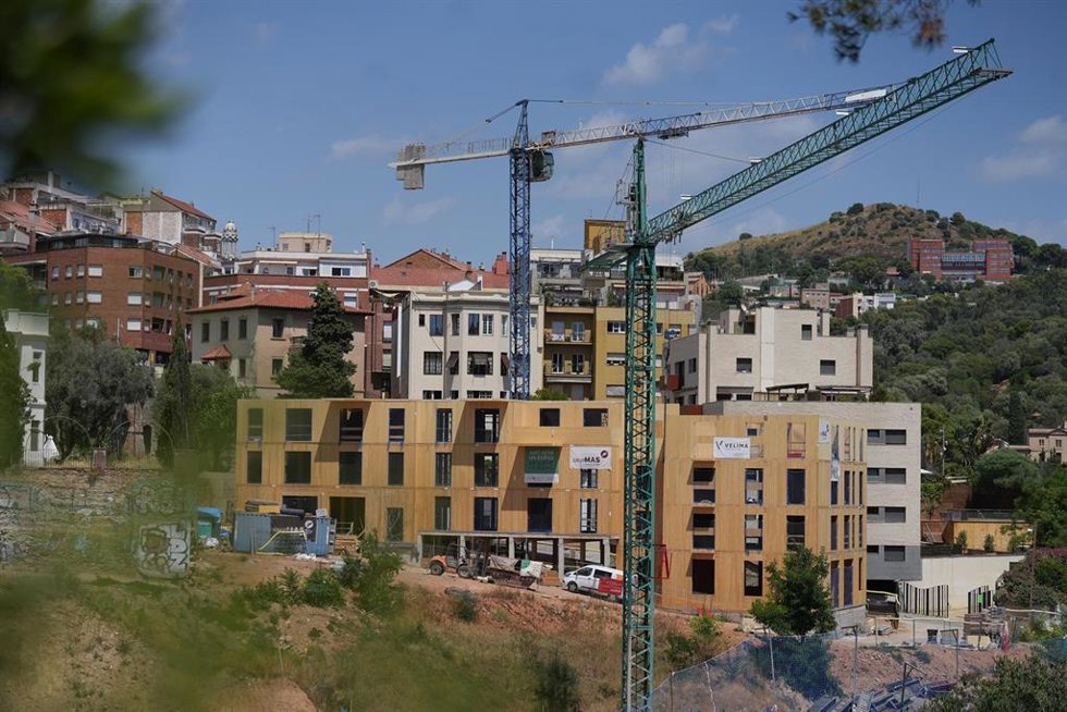Archivo - Construcción de un edificio sostenible en Vallcarca, a 31 de julio de 2025, en Barcelona, Catalunya (España). 