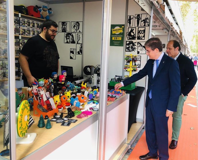 El concejal de Turismo, Comercio y Consumo, Jesús Pacheco, acompañado por el presidente de la Junta Municipal del Distrito Centro Oeste, David San Nicolás, en la Feria de Otoño del Comercio