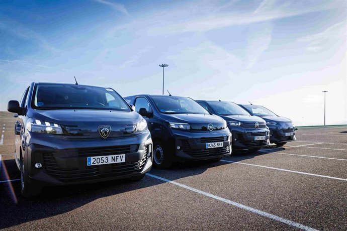 Amazon amplía su red de transporte en España con más de 300 furgonetas eléctricas de Stellantis.