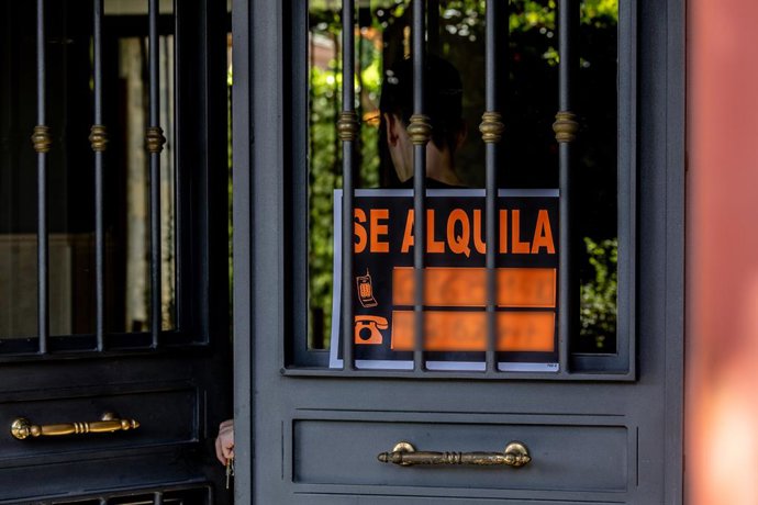 Archivo - Un cartel que anuncia que se alquila una vivienda, a 16 de septiembre de 2025, en Madrid (España). El precio del alquiler subió un 8% en agosto en Madrid con respecto al mismo mes del año anterior y se sitúa en 21,64 euros por metro cuadrado, se