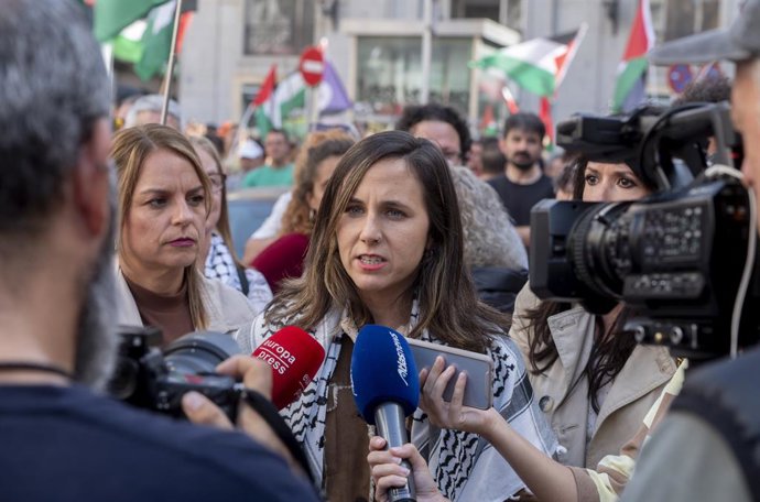A porta-voz do Podemos no Congresso, Ione Belarra (c), dá declarações à mídia durante a manifestação pela Palestina, em frente ao Ministério das Relações Exteriores, em 15 de outubro de 2025, em Madri (Espanha).