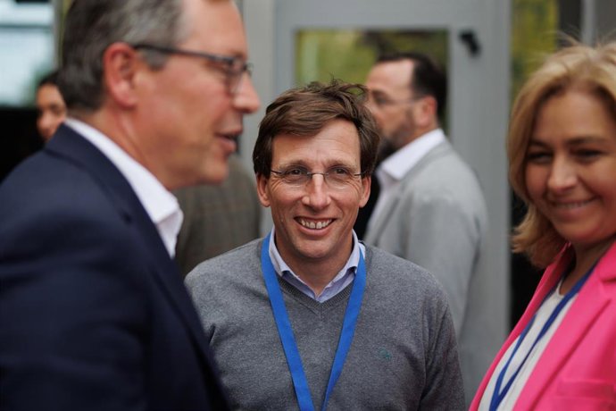 Archivo - El secretario general del PP de Madrid, Alfonso Serrano, y el alcalde de Madrid, José Luis Martínez-Almeida 