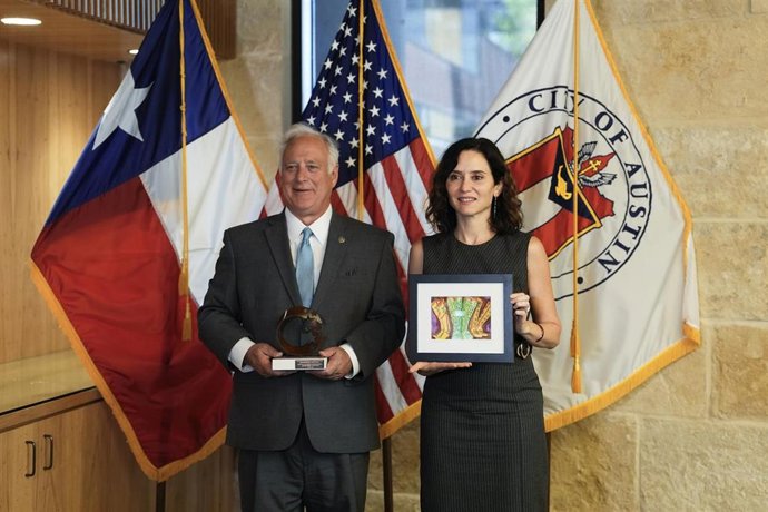 La presidenta de la Comunidad de Madrid, Isbael Díaz Ayuso, junto al alcalde de la ciudad estadounidense de Austin, Kirk Watson.