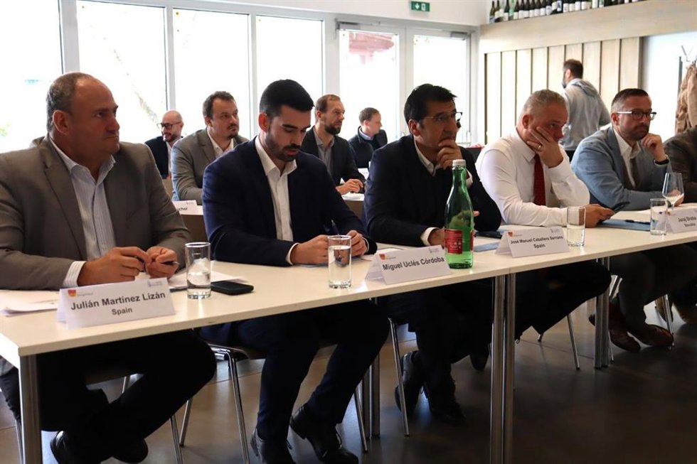 El consejero de Agricultura, Ganadería y Desarrollo Rural de Castilla-La Mancha, Julián Martínez Lizán, ha participado en la reunión del Intergrupo del Vino celebrada en Donnerskirchen, Austria.