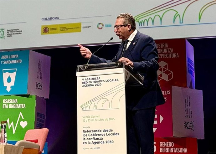 El presidente de la Diputación de Alicante y de la Red de Entidades Locales de la Agenda 2030, Toni Pérez, este miércoles en Vitoria-Gasteiz