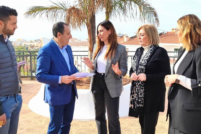 La vicesecretaria general del PSOE de Málaga y diputada en el Congreso, Mari Nieves Ramírez, y el secretario de Políticas de Estado de Bienestar del PSOE de Andalucía y parlamentario andaluz, José Luis Ruiz Espejo