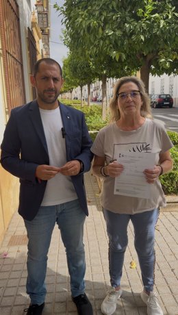 Sebastián Pérez, junto a la vecina de Pedro Abad afectada, según asegura, por la pérdida del expediente de su padre para la Dependencia.