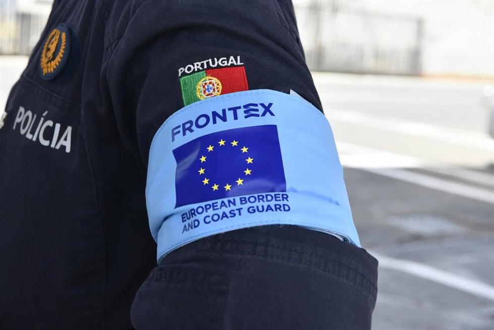 Archivo - Plano del brazo de un policía de Frontex.