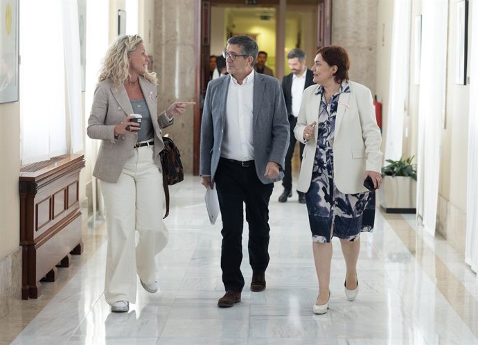 La diputada del PSOE Montse Mínguez (i) y el portavoz del PSOE en el Congreso, Patxi López (c), a su llegada a la Junta de Portavoces, en el Congreso, a 14 de octubre de 2025, en Madrid (España).