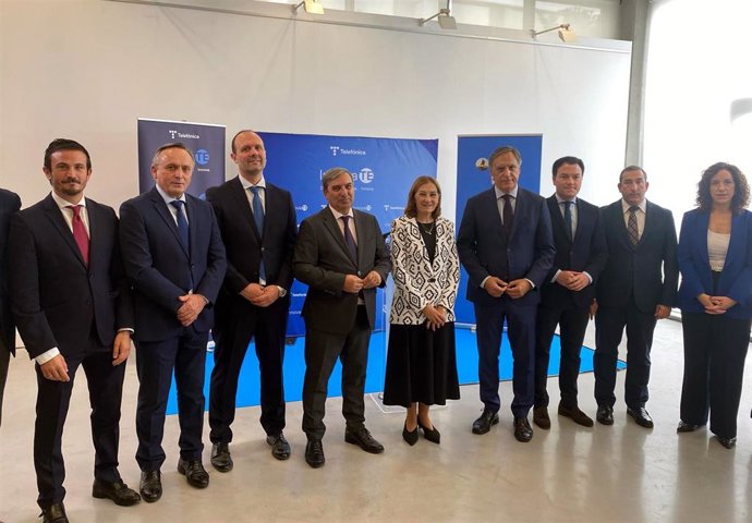 El consejero de Movilidad y Transformación Digital de la Junta, José Luis Sanz Merino, junto al alcalde de Salamanca, Carlos García Carbayo y la directora del Territorio Centro de Telefónica España, Beatriz Herranz.