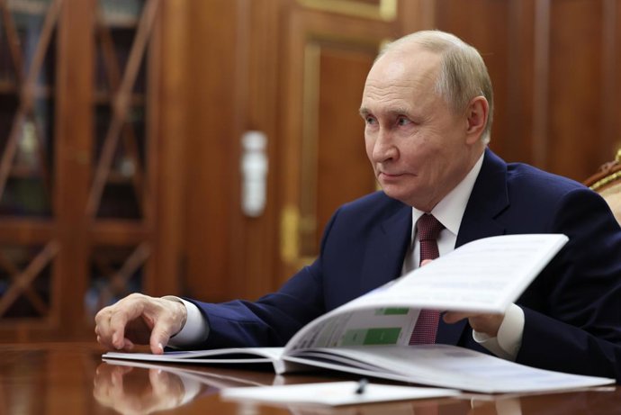 RÚSSIA, MOSCOU - 20 DE OUTUBRO DE 2025: O presidente da Rússia, Vladimir Putin, fala durante uma reunião com Vitaly Mutko, diretor geral da Dom.RF, no Kremlin de Moscou,Imagem: 1046918995, Licença: Rights-managed, Restrições: * Suíça e Rússia não têm dire