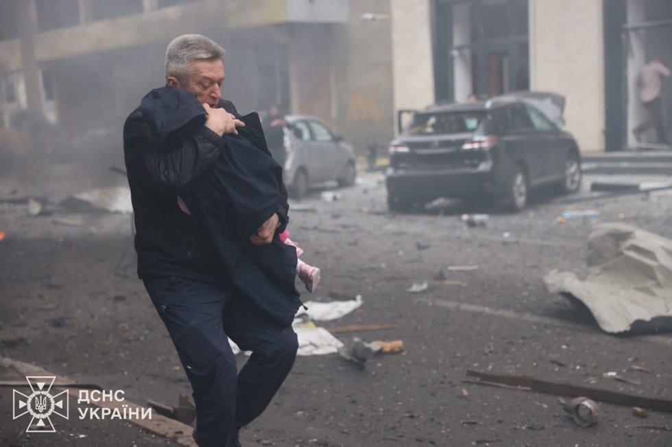 Un ataque ruso en Járkov provoca la evacuación de 50 niños de una guardería