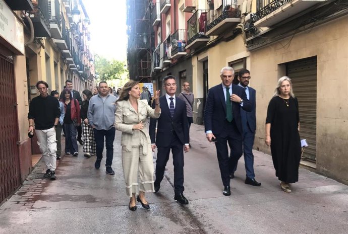 La alcaldesa de Zaragoza, Natalia Chueca, visita un edificio de viviendas en construcción en la calle Pignatelli 88