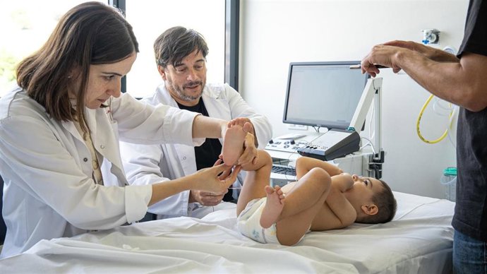 Archivo - Especialistas de Sant Joan de Déu tratando a Dani.