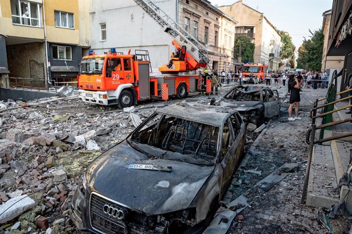 Archivo - Arquivo - 04 de setembro de 2024, Ucrânia, Lviv: Carros destruídos são vistos na rua do distrito de Zaliznychna após o ataque de mísseis russos a Lviv, no oeste da Ucrânia. Sete pessoas foram mortas, incluindo duas crianças, e 53 pessoas ficaram