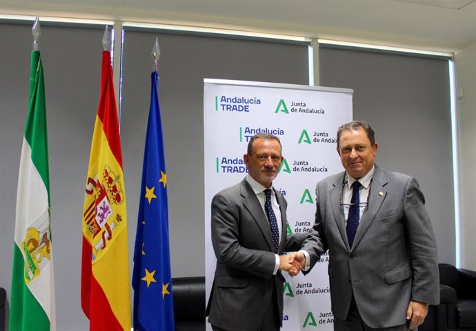 El director general de Andalucía Trade, Antonio Castro, y el presidente de la Asociación Consultar de Sevilla (ACS) y cónsul honorario de Suecia, Carlos Montesa.