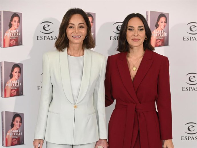 Isabel Preysler ha presentado sus memorias, 'Isabel Preysler, mi verdadera historia' en una rueda de prensa en el hotel Ritz acompañada por su hija Tamara Falcó